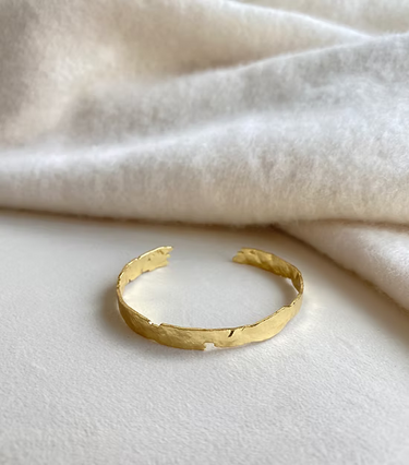 Sculpt Cuff Thin at 6Whiskey, six whisky, shiny, gold, bracelet, accessory, jewelry, jewellery, rodeo, SEC, gameday, chic, office, work fashion, everyday, stackable, layer jewelry, timeless, elevated, timeless, classy, modern, hammered, 18k gold plated, front view