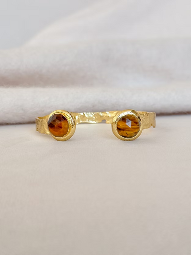 Tigers Eye Gem Cuff at 6Whiskey, six whisky, hammered, gold, shiny, amber gemstone, refined, bold, eye-catching, sophisticated, elegant, elevated western, vintage inspired, stackable bracelet, western inspired, rodeo, country concert, trendy, everyday chic, front view